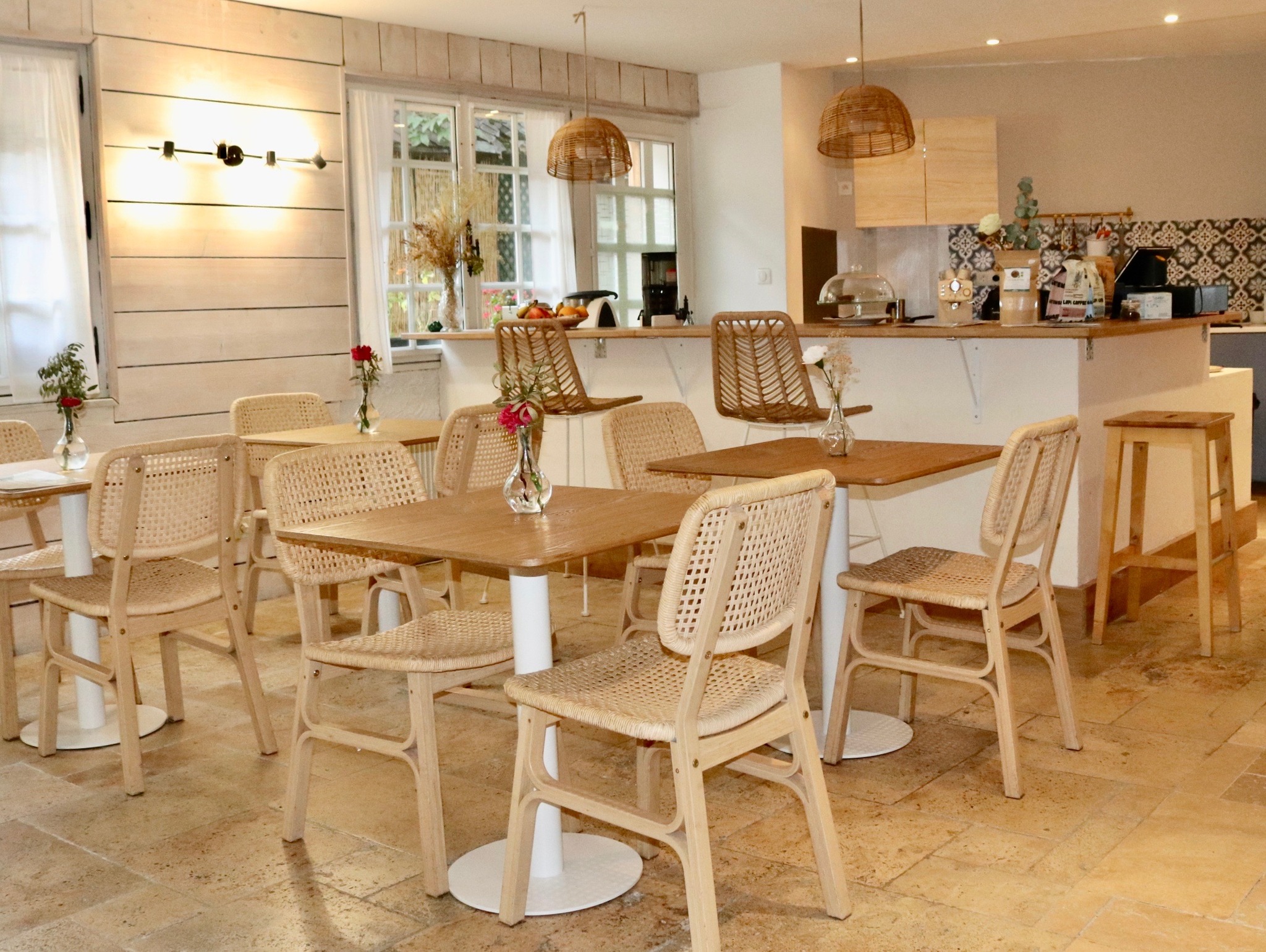 Salle intérieure chaleureuse du salon de thé Ô Jardin du Vercors