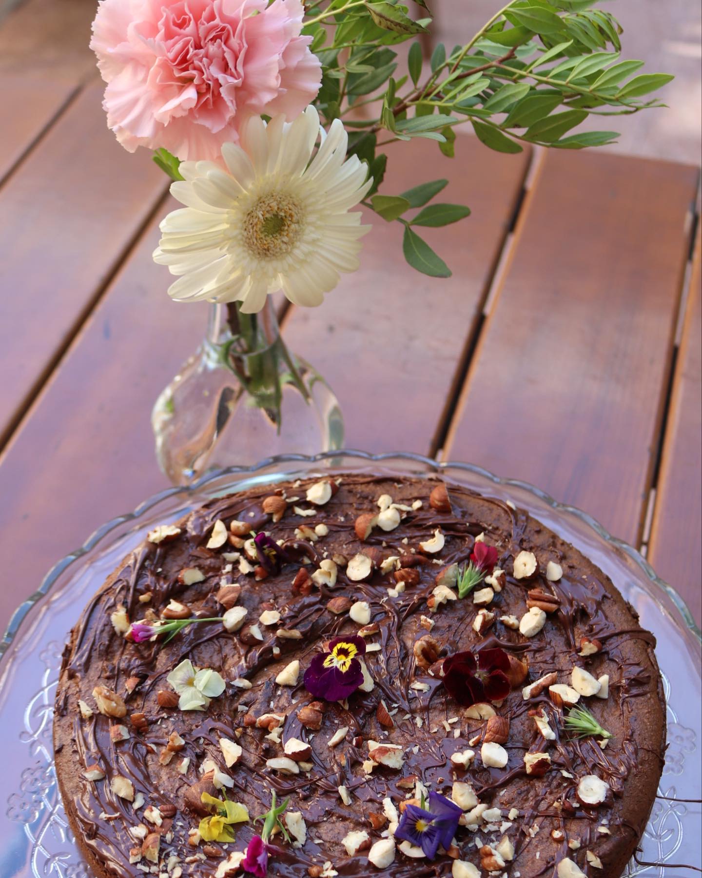 Gâteau chocolat noisettes avec fleurs comestibles