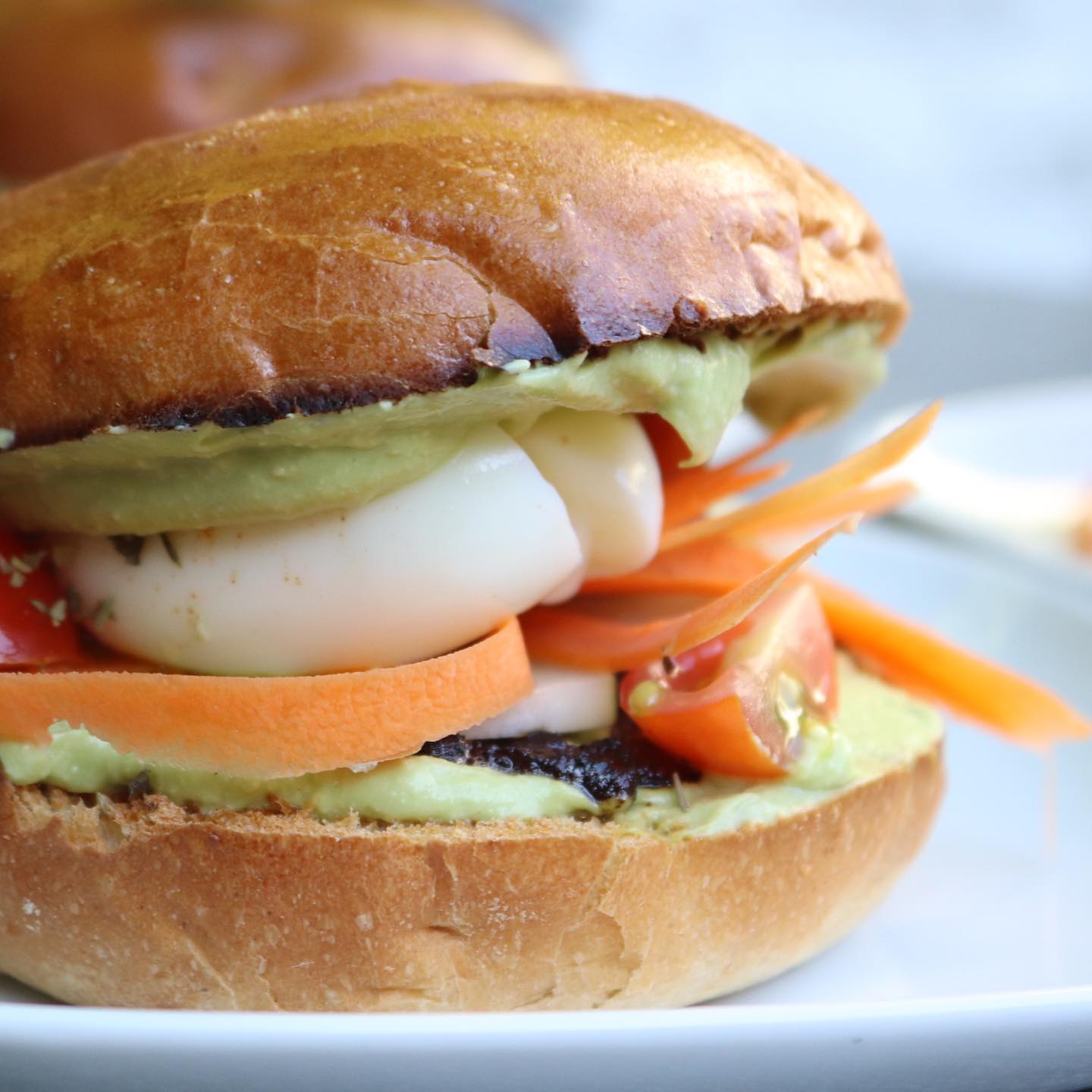 Sandwich brioche maison œuf avocat légumes